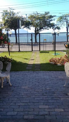 Apartamento 2 dormitórios Ubatuba Frente p Mar